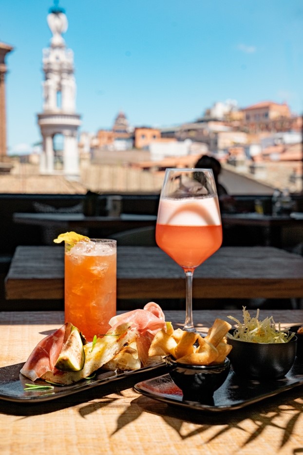 LA TERRAZZA REGINA DELL’ESTATE ROMANA IL SUCCESSO DI MAIO RESTAURANT & ROOFTOP a poco più di un anno dall’apertura